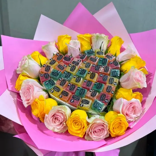Ramo de flores rosas importadas y bombones de fruta corazon